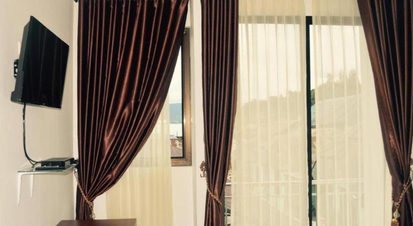 Opriss Hotel Parapat Dış mekan fotoğraf